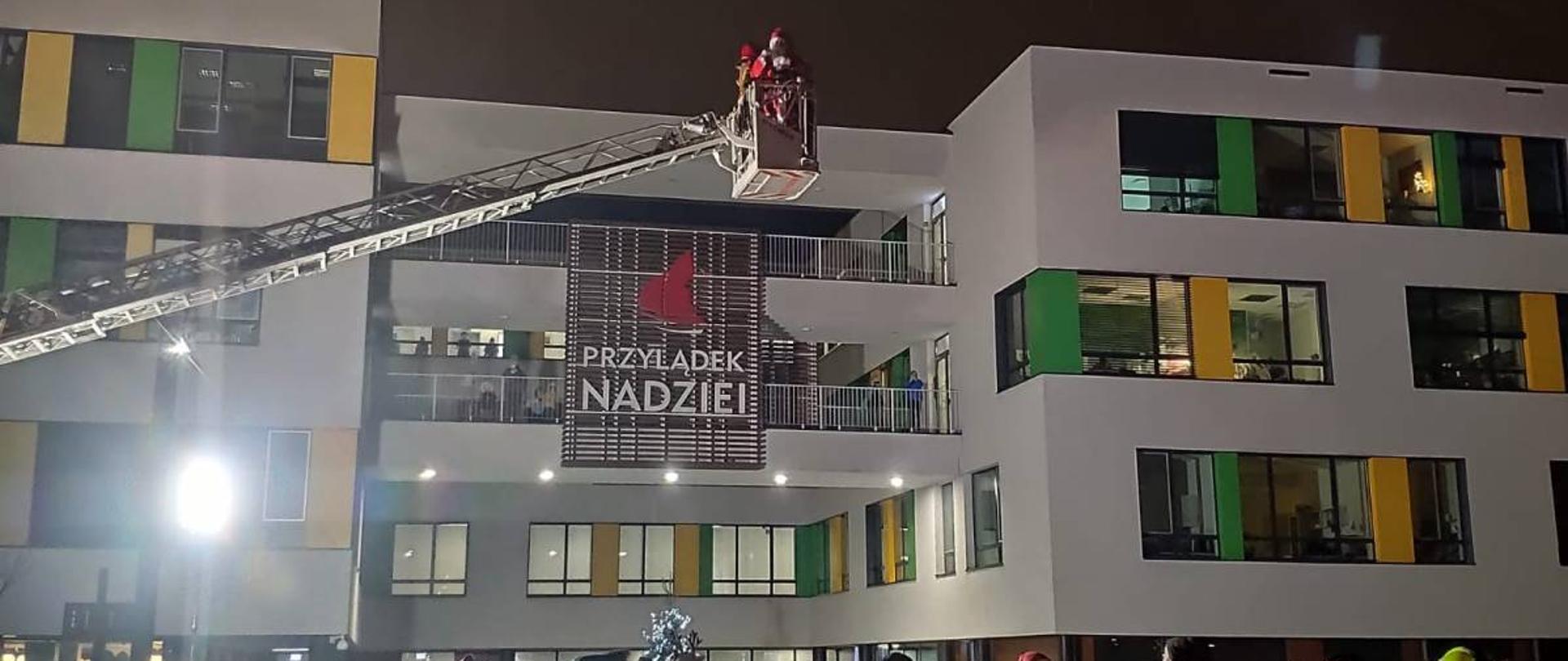 Strażacy na wysięgniku