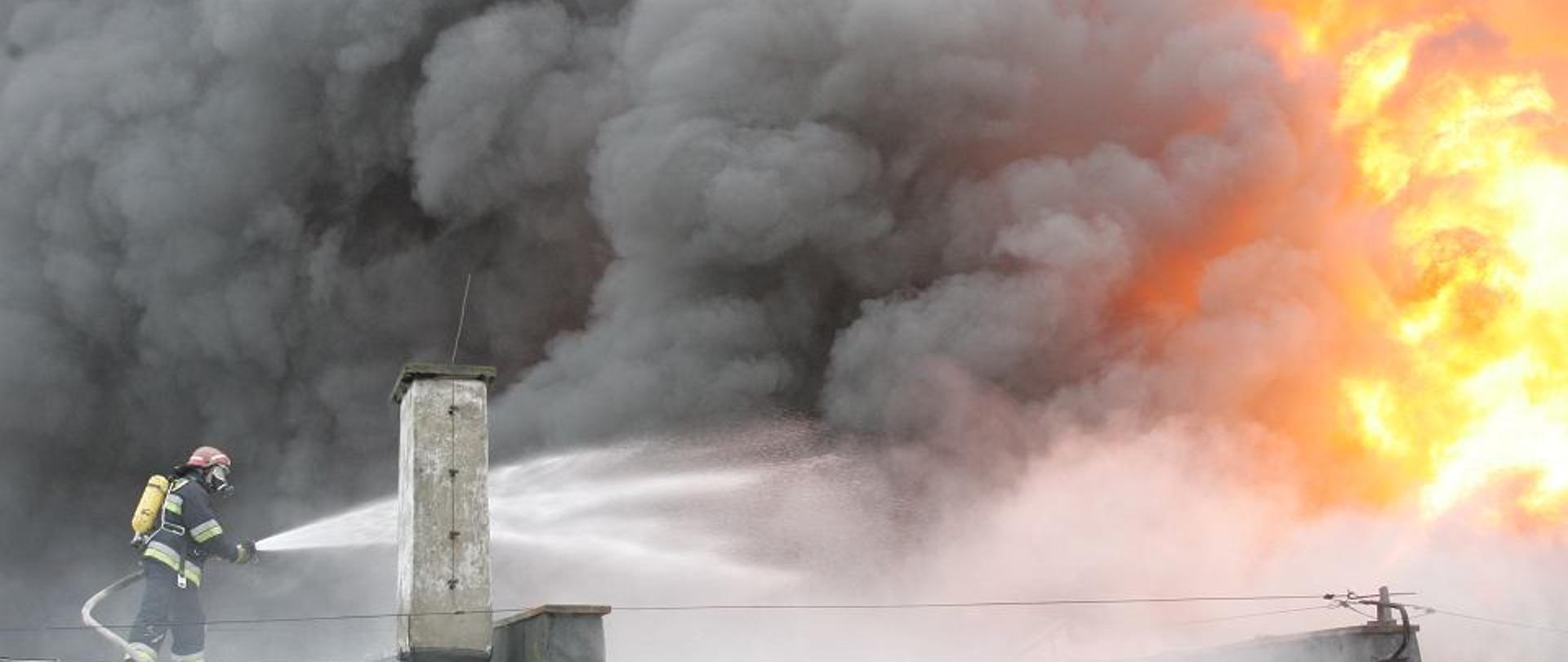 Strażak podaję wodę