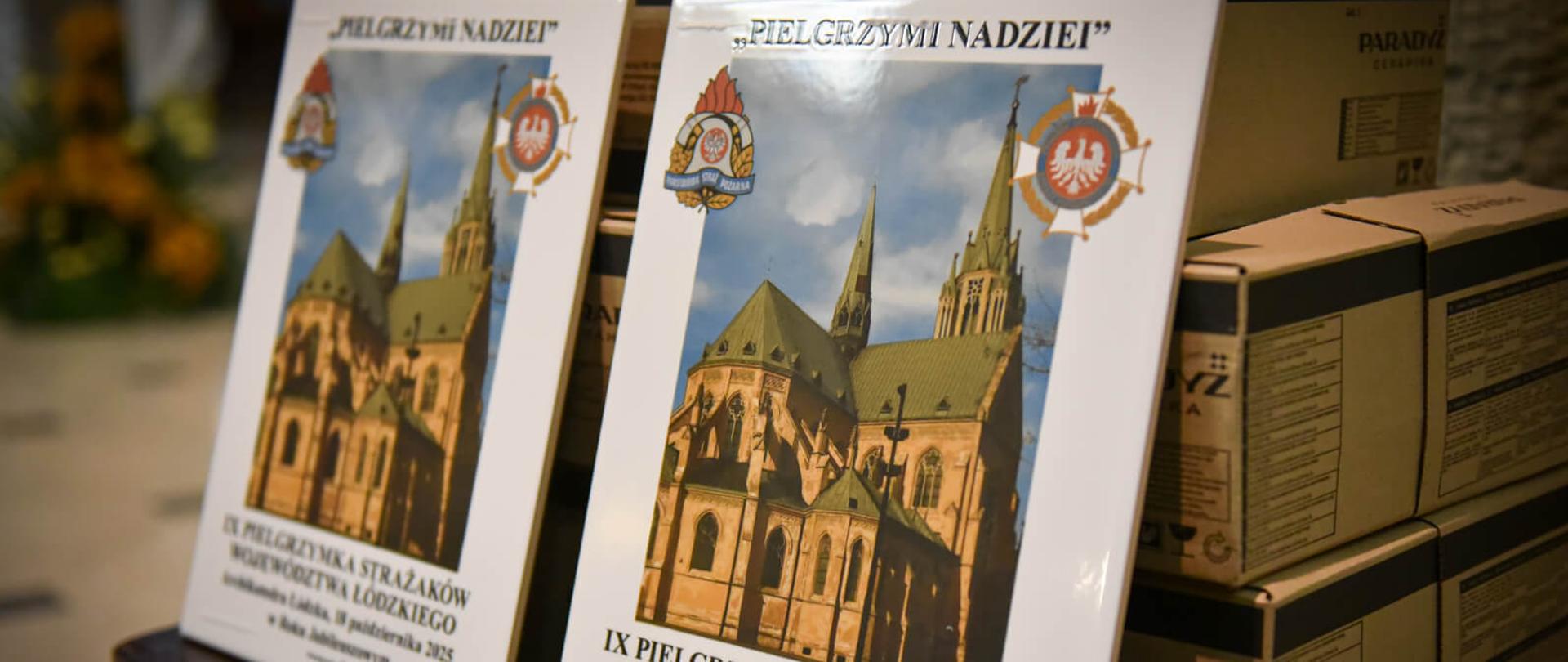 płytki pamiątkowe z napisami, logami straży pożarnych i zdjęciem łódzkiego archikatedry