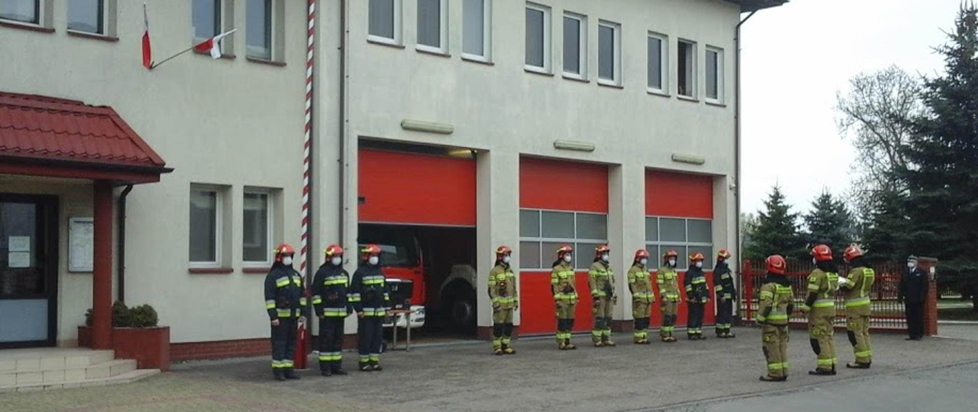 zdjęcie przedstawia funkcjonariuszy straży pożarnej podczas odczytania rozkazu dziennego