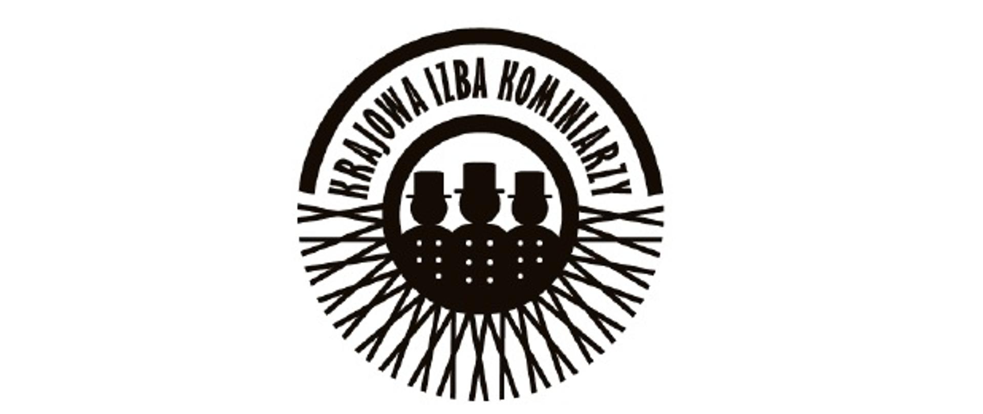Zdjęcie przedstawia logo Krajowej Izby Kominiarzy: logo na bazie okręgu, w górnej części znajduje się napis "Krajowa Izba Kominiarzy", na środku zarys sylwetek kominiarzy w kapeluszach z widocznymi guzikami, na dole znajdują się wzory w kształcie litery "X". Logo w czarno-białym kolorze.