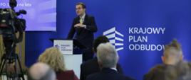 Na zdjęciu wiceminister funduszy i polityki regionalnej Jan Szyszko na konferencji podsumowującej KPO, przemawia ze sceny