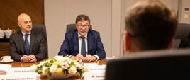 Minister rozwoju gospodarczego Republiki Włoskiej Giancarlo Giorgetti, po jego lewej stronie siedzi Ambasador Włoch w Polsce Aldo Amati