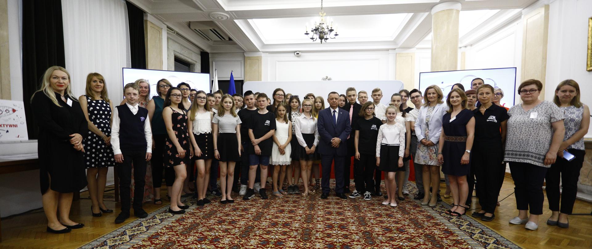 Minister finansów Marian Banaś oraz laureaci 5. edycji programu edukacyjnego Finansoaktywni