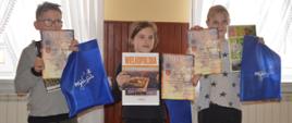 OTWP w Sobiałkowie. Świetlica wiejska w Sobiałkowie. Zwycięzcy w średniej grupie wiekowej pozują do wspólnego zdjęcia. Trzech chłopaków trzyma w rękach dyplomy oraz niebieskie torby z upominkami.