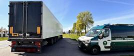 Od lewej: zatrzymany ciągnik siodłowy z podpiętą naczepą stoi w zatoce kontrolnej przy drodze krajowej. Obok stoi oznakowany furgon mazowieckiej Inspekcji Transportu Drogowego.