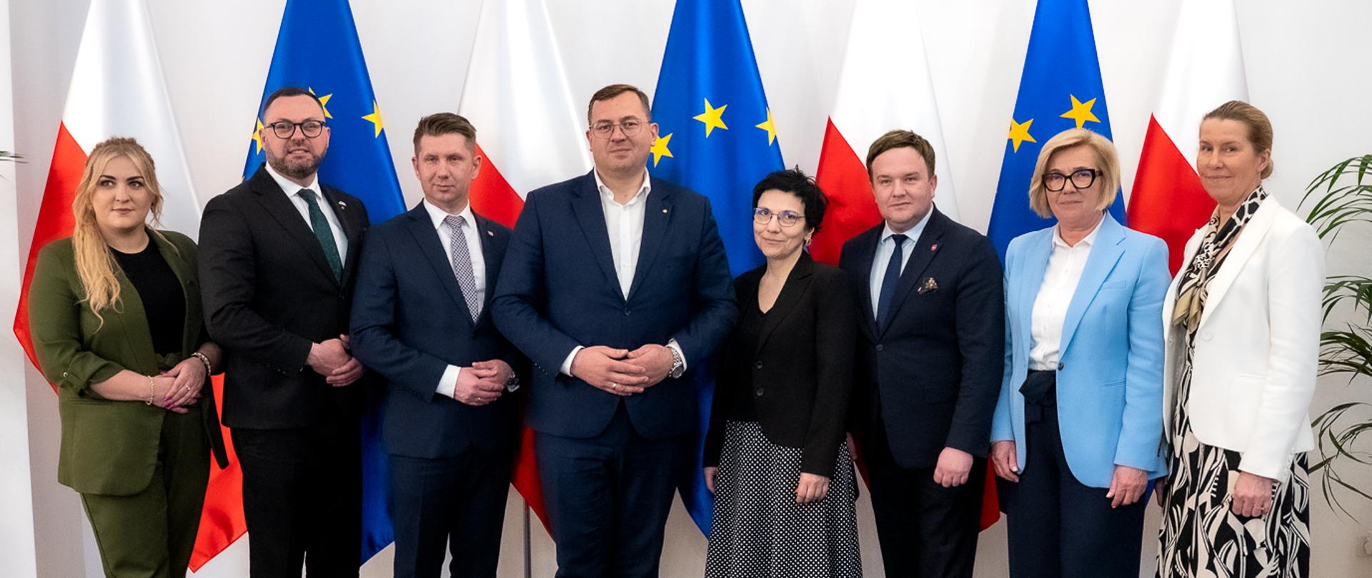 Zdjęcie grupowe z ministrem Krajewskim (fot. MRiRW)