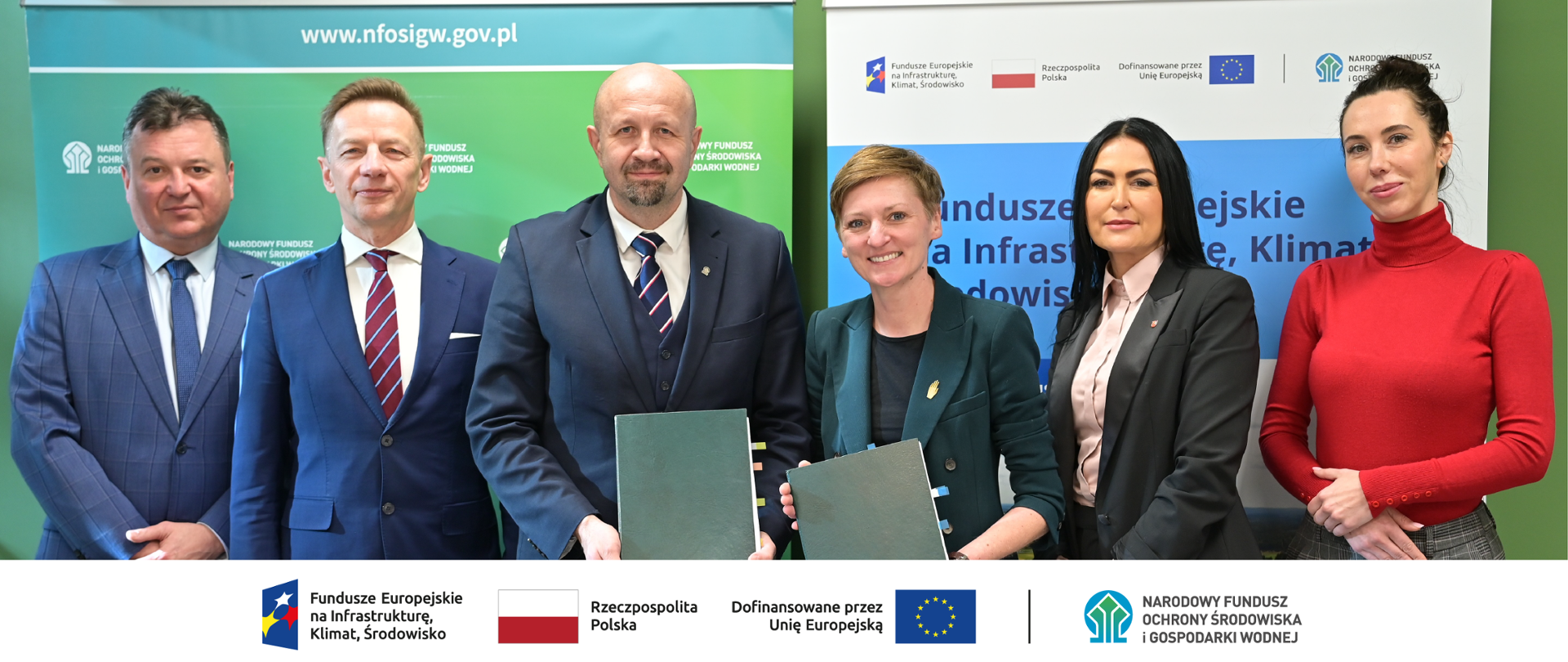 Zdjęcie grupowe. W podpisaniu umowy w dniu 3 lutego 2026 udział wzięli (na zdjęciu od lewej):
Robert Markiewicz, dyrektor departamentu Adaptacji do Zmian Klimatu NFOŚiGW, Rafał Kasprzyk, poseł na Sejm RP, Robert Gajda, zastępca prezesa zarządu NFOŚiGW, Agata Wojda, prezydent miasta Kielce, Marzena Bzymek, skarbnik miasta Kielce, Karolina Falkiewicz, NFOŚiGW. W stopce grafiki ciąg logotypów: Fundusze Europejskie na Infrastrukturę, Klimat, Środowisko, flaga Rzeczypospolita Polska, flaga UE i Dofinansowane przez UE, NFOŚiGW.