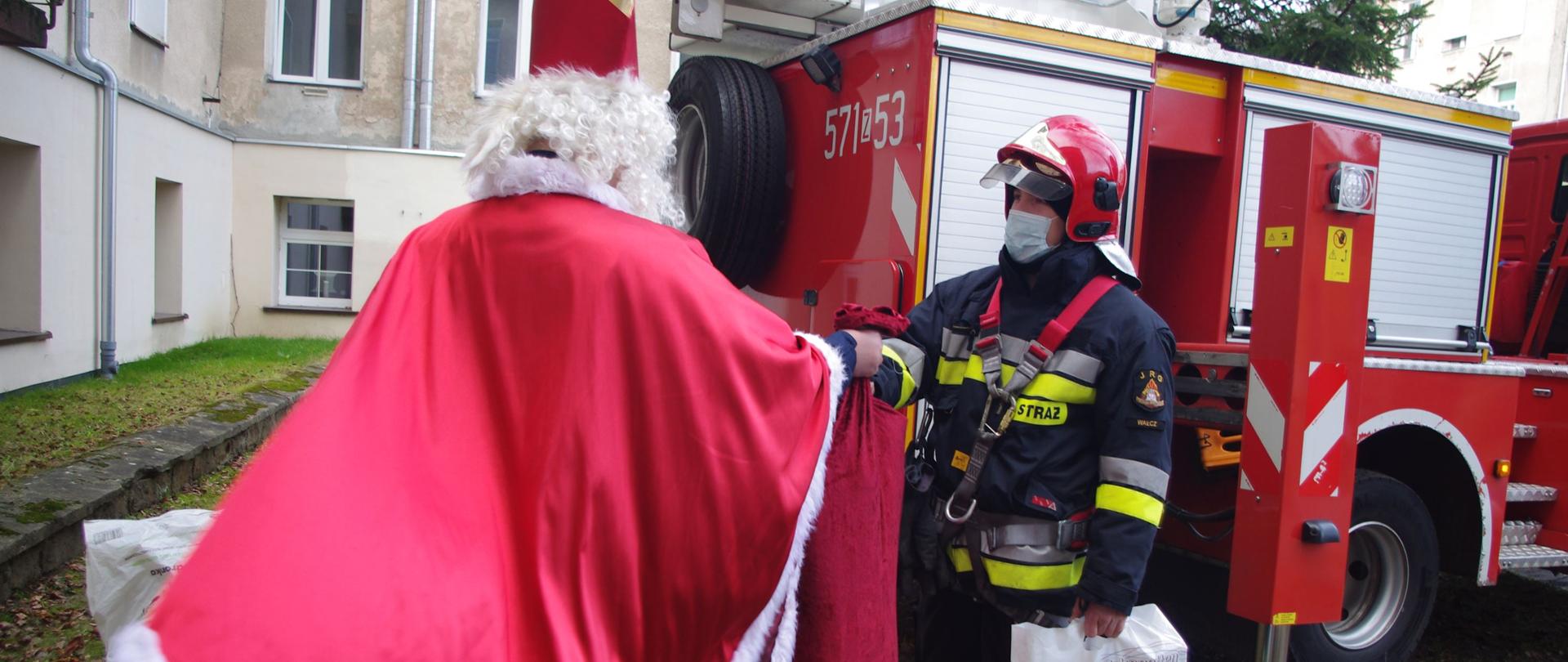 Na zdjęciu strażak PSP i Święty Mikołaj.