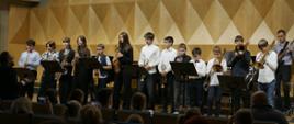 Zespół instrumentów dętych na scenie sali koncertowej