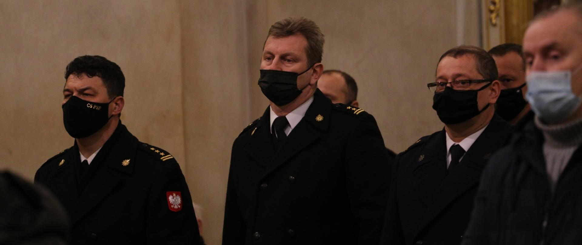 Komendant Miejski PSP w Częstochowie oraz Komendant CS PSP w Częstochowie podczas mszy świętej na Jasnej Górze. W tle inni uczestnicy