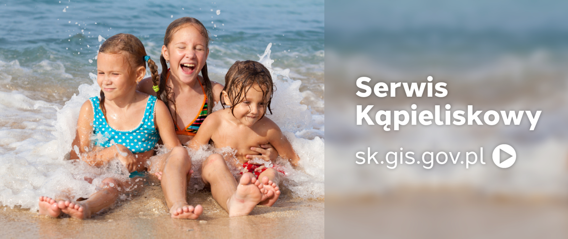 Na fotografii z lewej strony ukazano troje dzieci siedzące w wodzie na brzegu morza. Z prawej strony napis: serwis kąpieliskowy. sk.gis.gov.pl