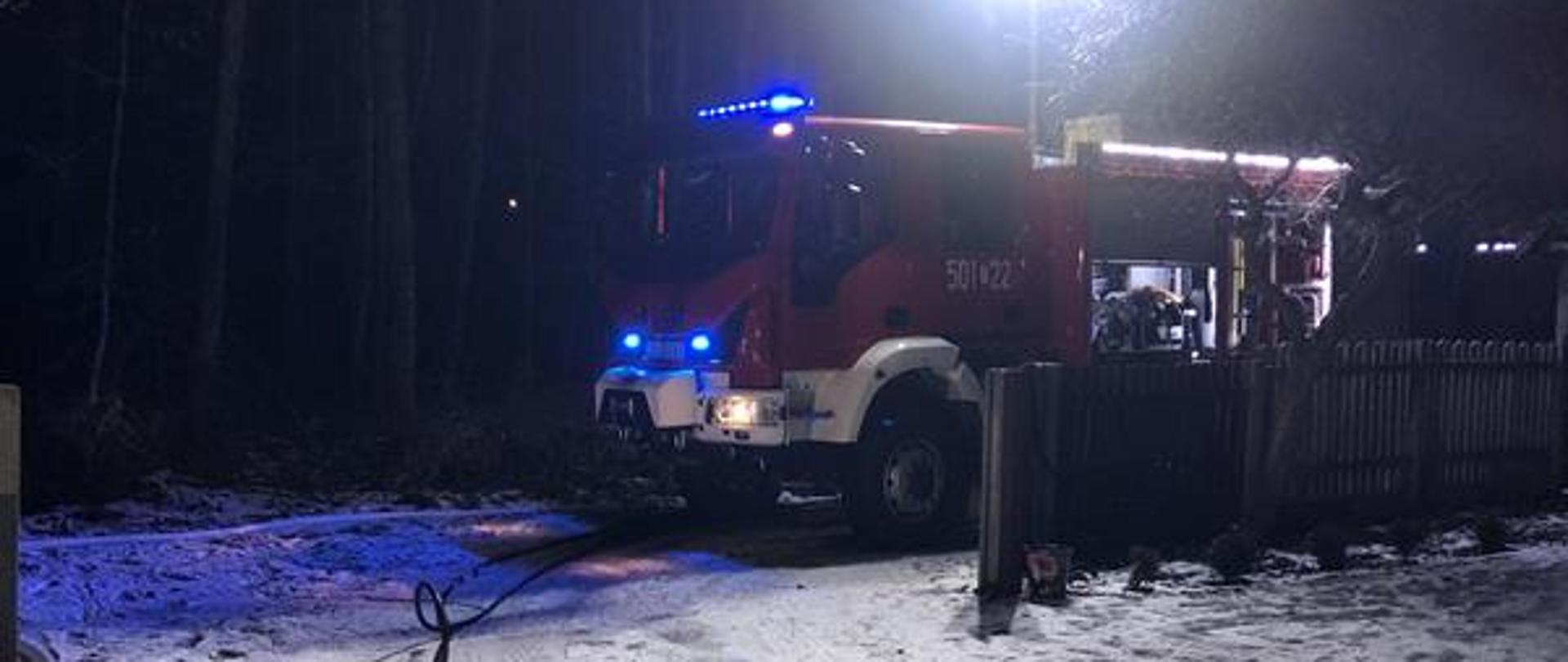 Działania gaśnicze przy pożarze samochodu osobowego w miejscowości Krzywołęcz