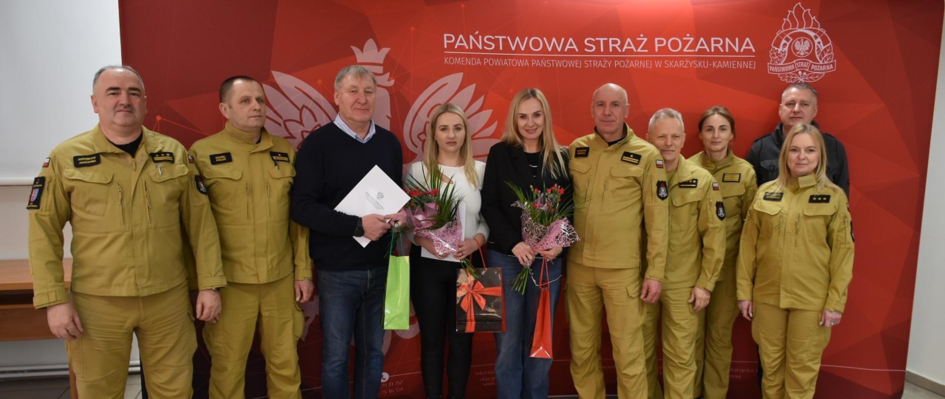 Na zdjęciu widać funkcjonariuszy służby cywilnej, którzy wraz z pracownikami KP PSP w Skarżysku-Kamiennej wspólnie stanęli do pamiątkowego zdjęcia z okazji obchodzonego dnia Służby Cywilnej.