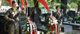 dwaj żołnierze z bronią w rękach oraz wieńce przed grobem Wojciecha Korfantego, 