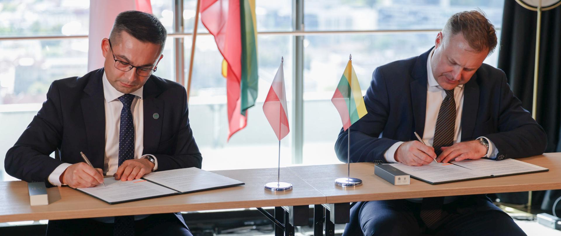 Porozumienie pomiędzy ARiMR i NMA podpisali Marek Budzich, Zastępca Prezesa ARiMR i Fortunatas Dirgincius