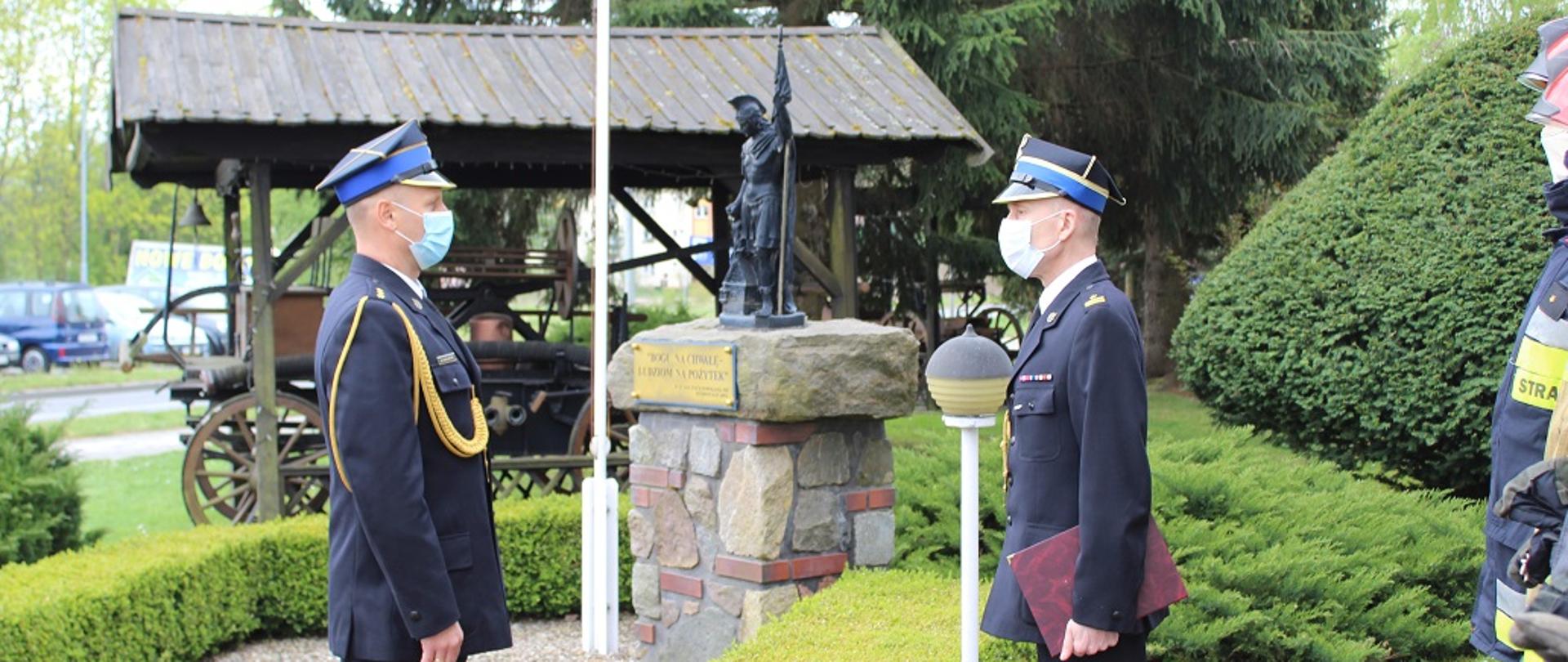 Zdjęcie przed KP PSP w Świdwinie z Obchodów Dnia Strażaka 
