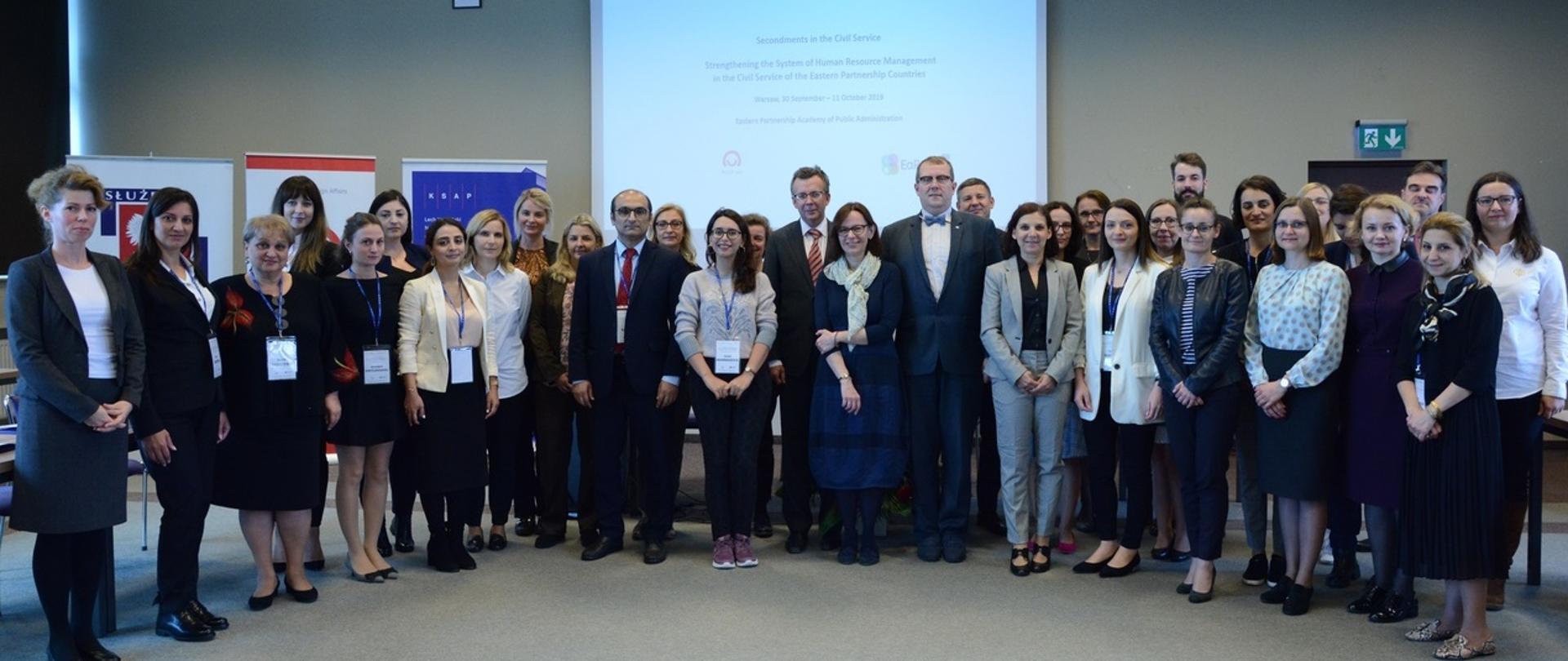 Uczestnicy Akademii Administracji Publicznej Partnerstwa Wschodniego 2019/2020 podczas inauguracji - zdjęcie grupowe