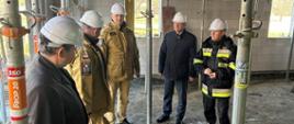 Na zdjęciu wizyta Podkarpackiego Komendanta Wojewódzkiego PSP na placu budowy JRG w Dubiecku 