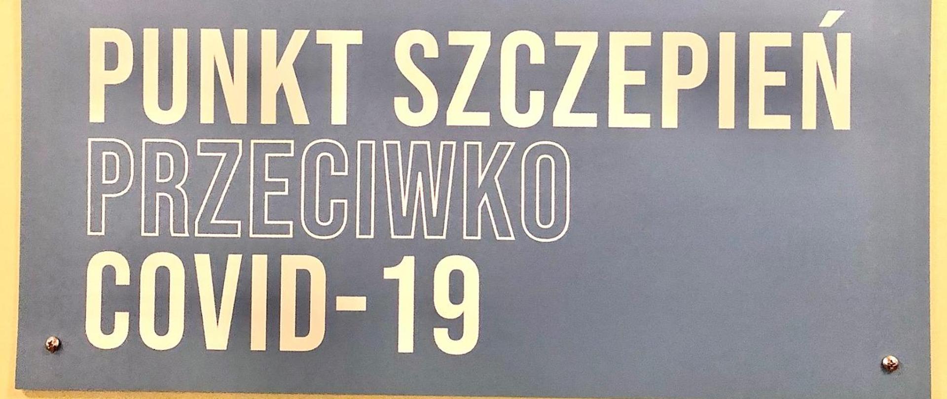 na zdjęciu widoczny jest napis Punkt szczepień przeciwko COVID-19