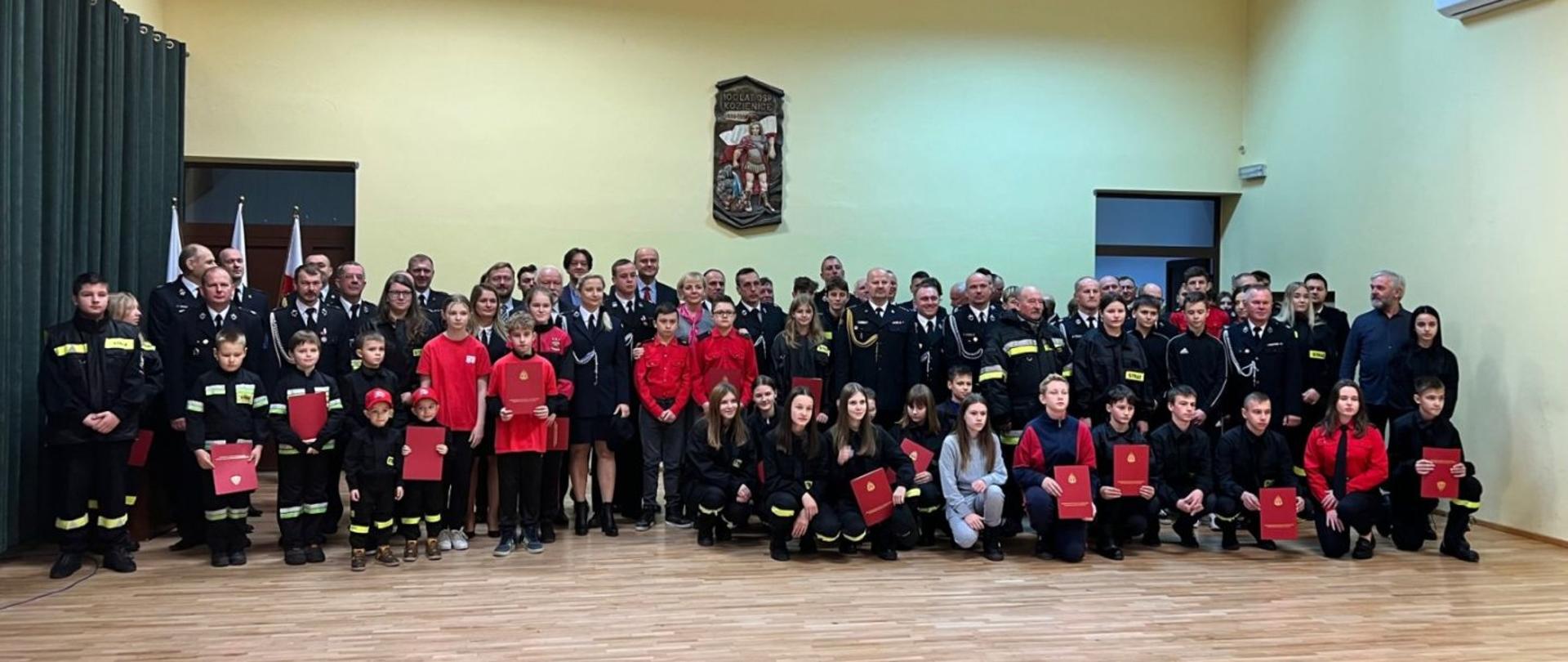 druhny i druhowie wraz z młodzieżą MDP zgrupowani do zdjęcia na sali gimnatycznej