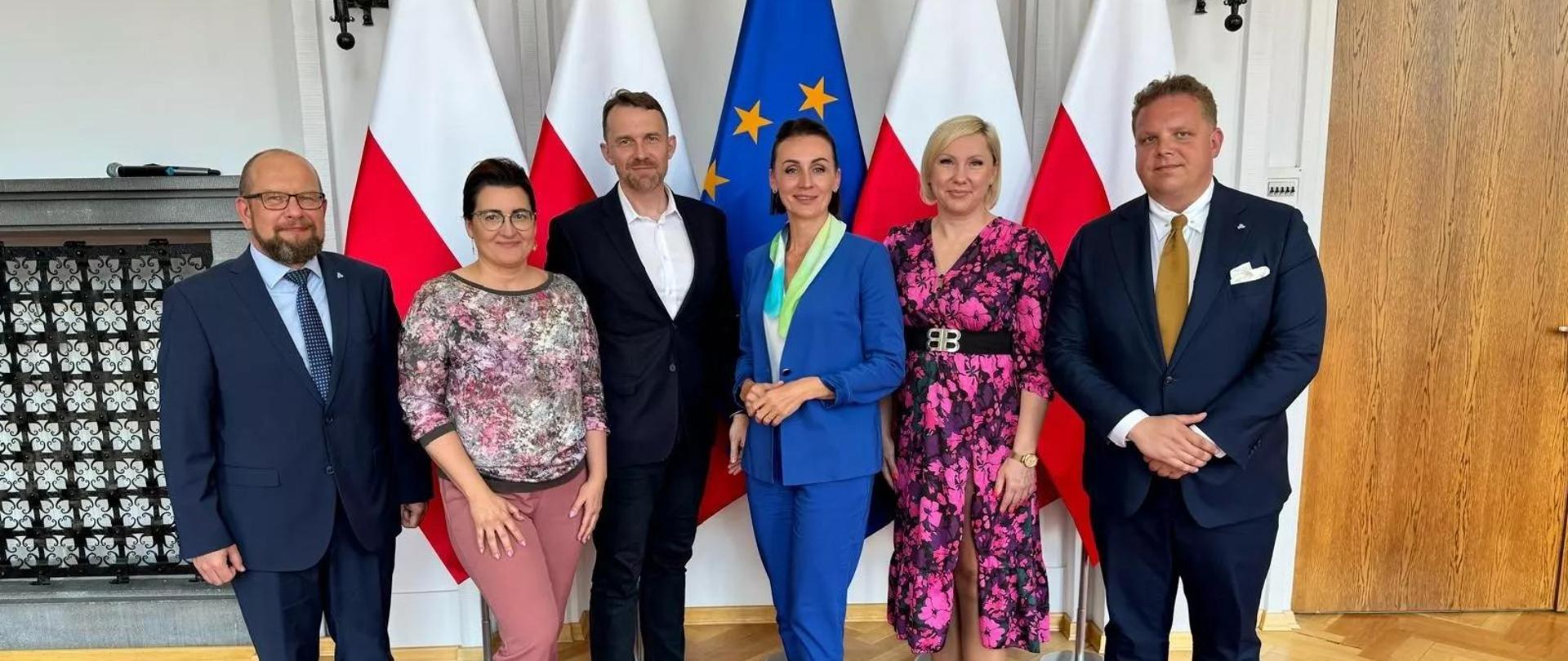 Zdjęcie przedstawia grupę ludzi, trzy kobiety oraz trzech mężczyzn