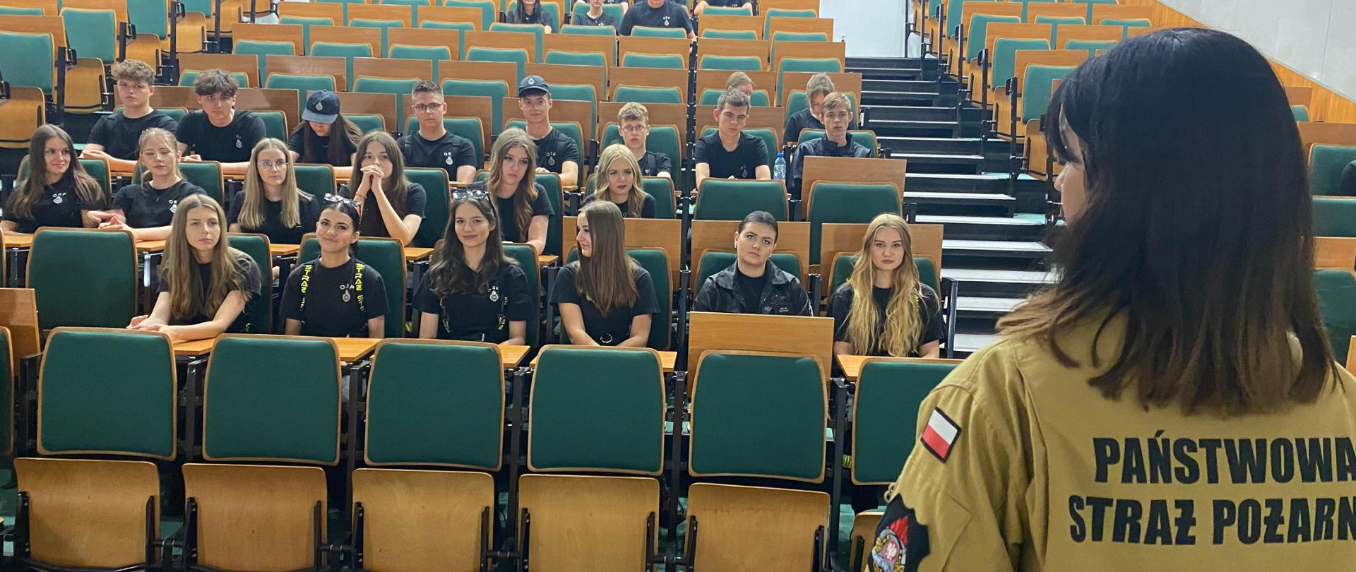 Na zdjęciu uczniowie podczas wykładu