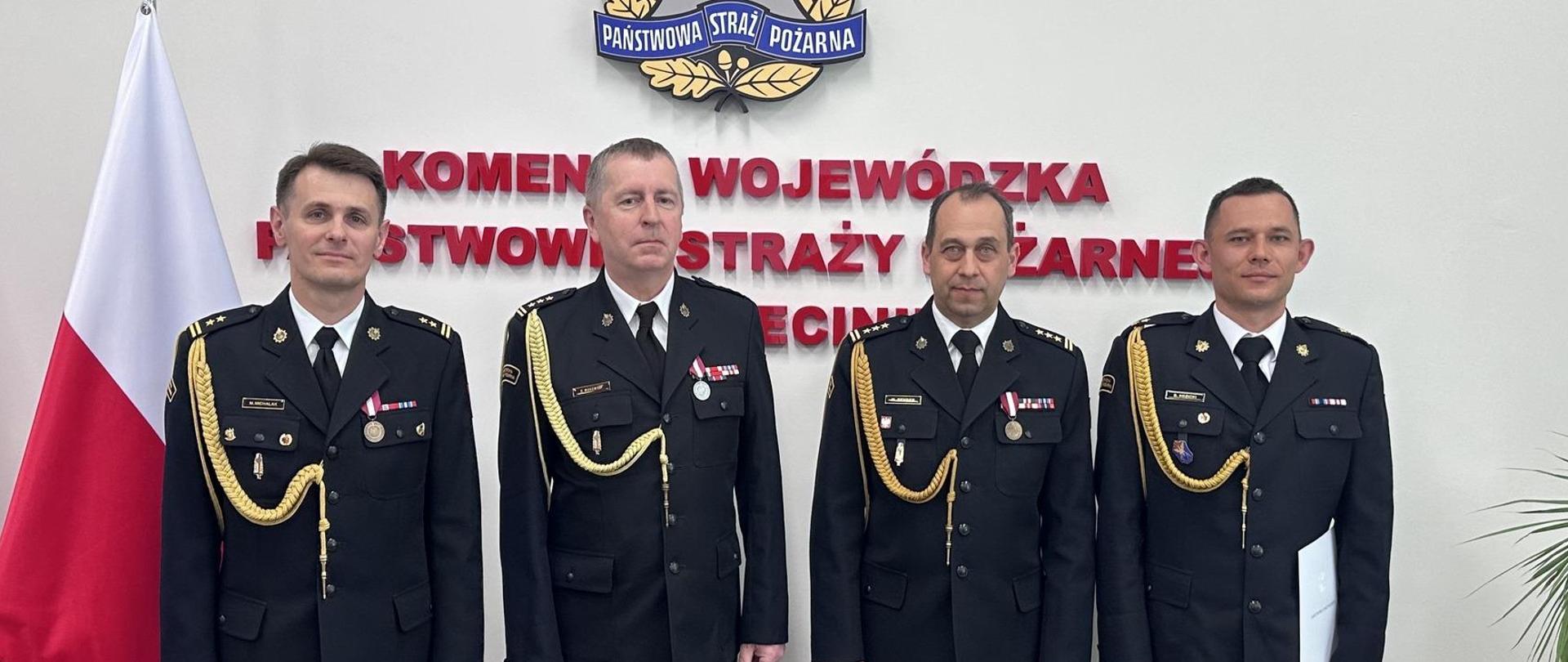 Zdjęcie przedstawia uroczystość z Powołania Zastępcy Komendanta Powiatowego Państwowej Straży Pożarnej w Świdwinie, które odbyło sie w siedzibie Komendy Wojewódzkiej PSP w Szczecinie. Na zdjęciu strażacy ubrani w mundur galowy.