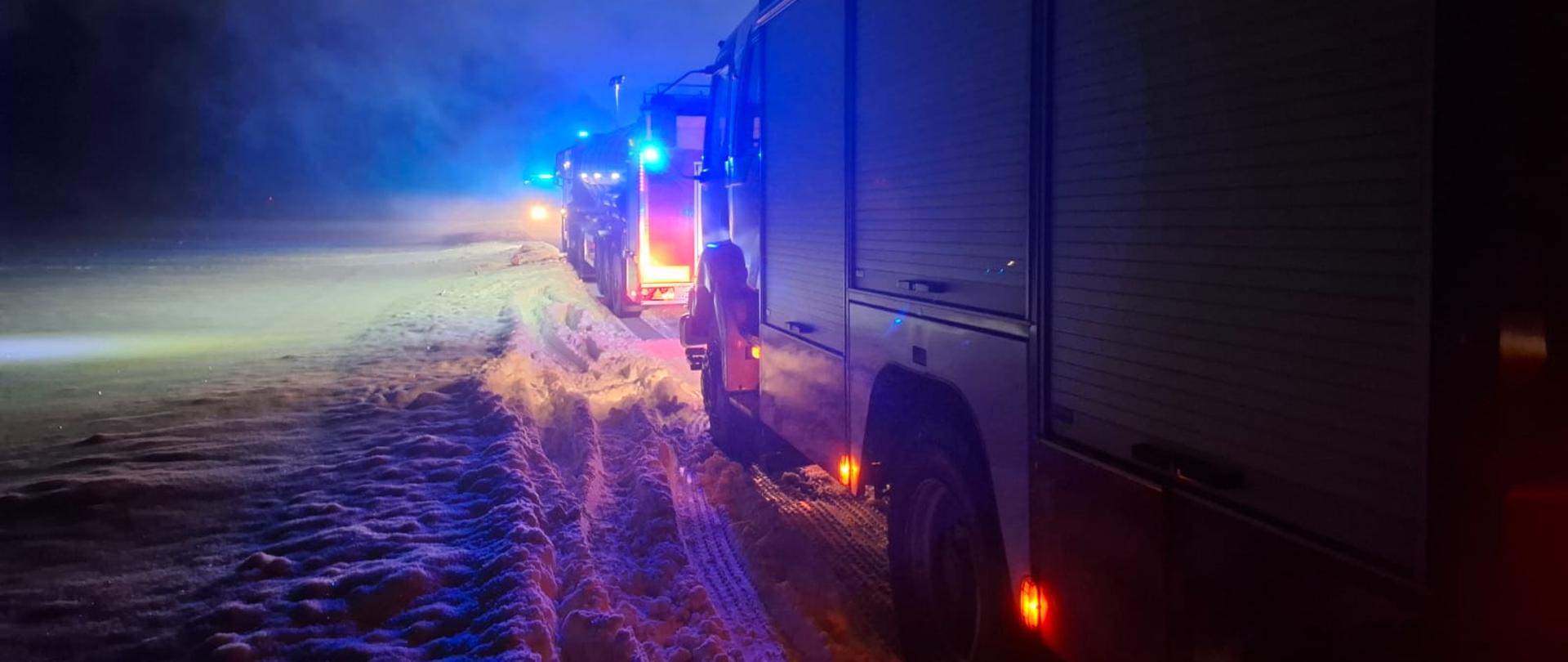 Wspólny patrol Straży Granicznej z Placówki SG w Dubiczach Cerkiewnych i Wojska Polskiego podczas wykonywania czynności służbowych zauważył płomienie na ścianie domu w miejscowości Witowo - na zdjęciu wozy strażackie na śniegu w trakcie nocy
