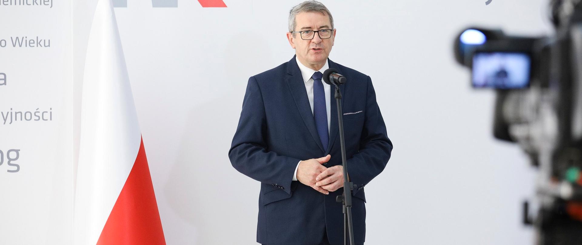 Minister Wojciech Murdzek przemawia podczas konferencji prasowej.