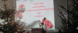 Zdjęcie przedstawia świetlicę KP PSP w Kole choinki, świętego Mikołaja, mównicę