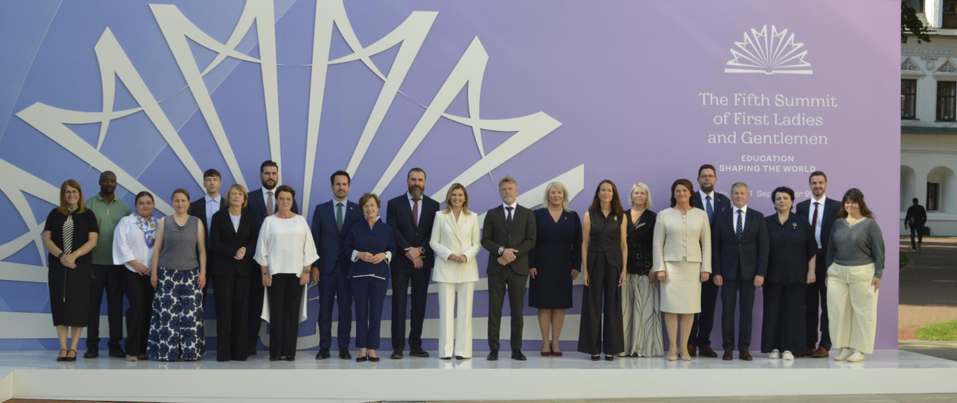 Grupa ludzi pozuje do zdjęcia, wśród nich Wiceminister Andrzej Szeptycki.