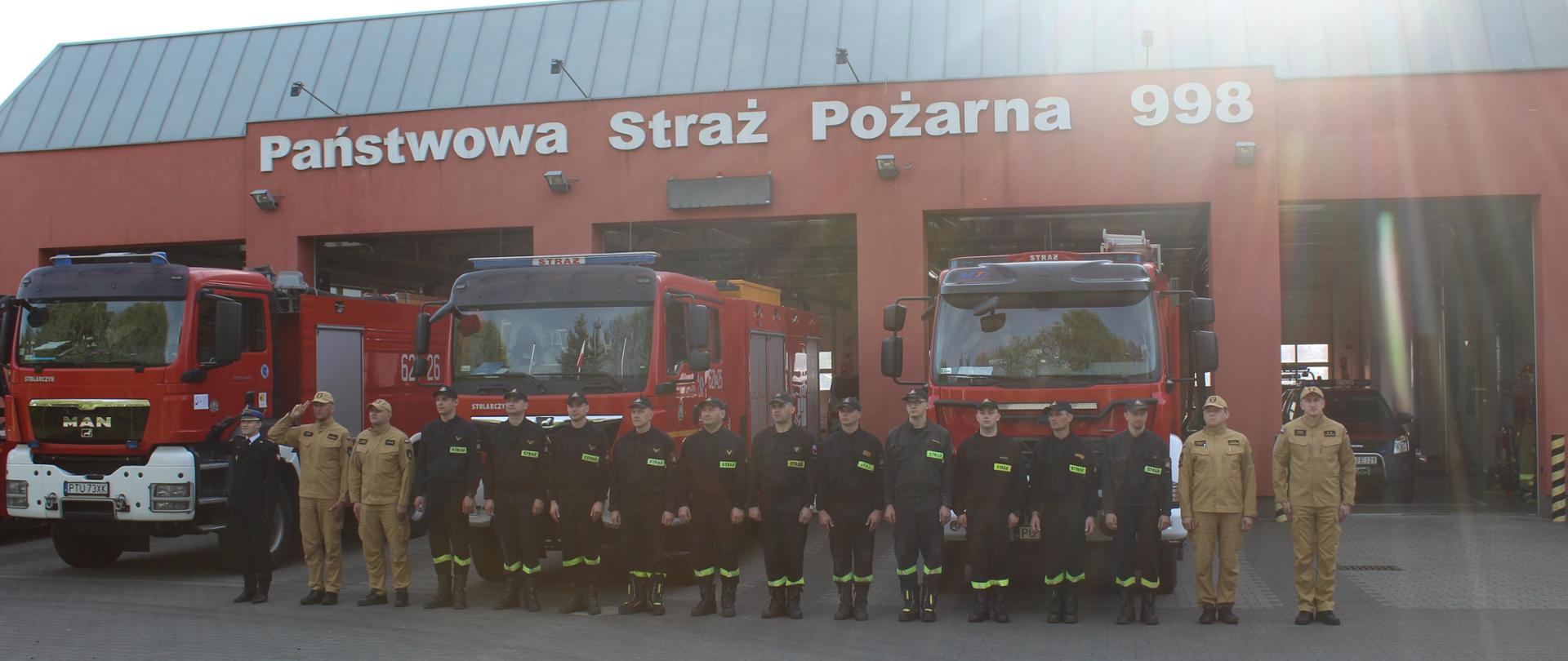 Strażacy oddają honor