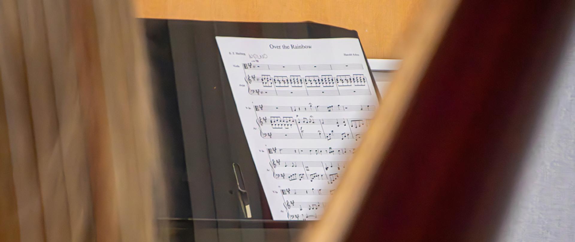 Pulpit na którym leży kartka z nutami.