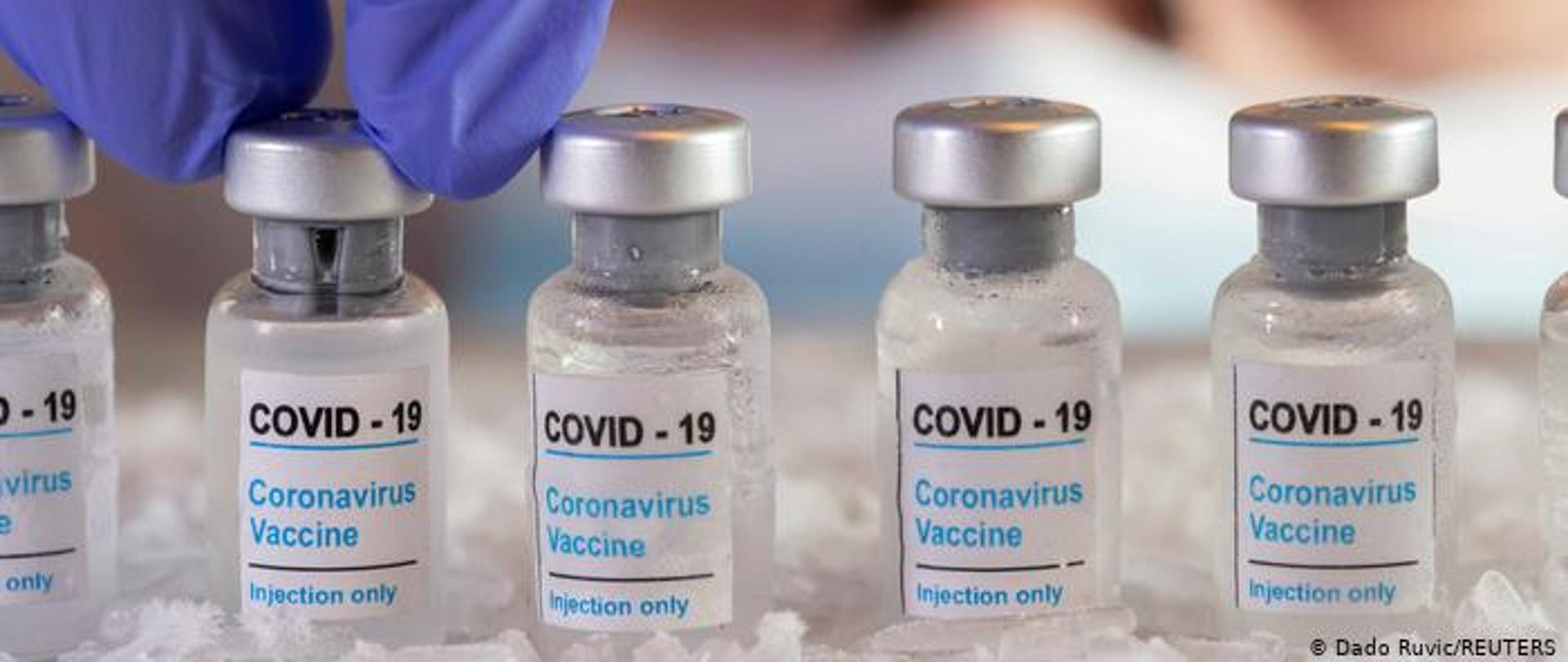 Na zdjęciu pięć fiolek z napisem COVID-19