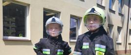 Dzieci w strojach strażackich.