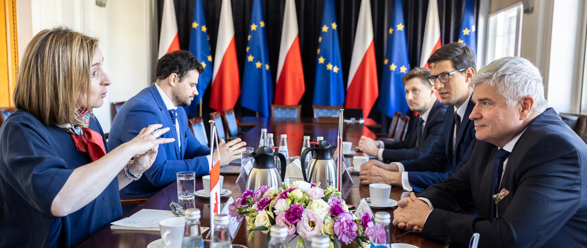 27 maja 2025 r. wiceminister infrastruktury Maciej Lasek spotkał się w Warszawie z ambasador Kanady Catherine Godin. Rozmowy dotyczyły rozwoju współpracy w sektorze transportu, ze szczególnym uwzględnieniem lotnictwa cywilnego.