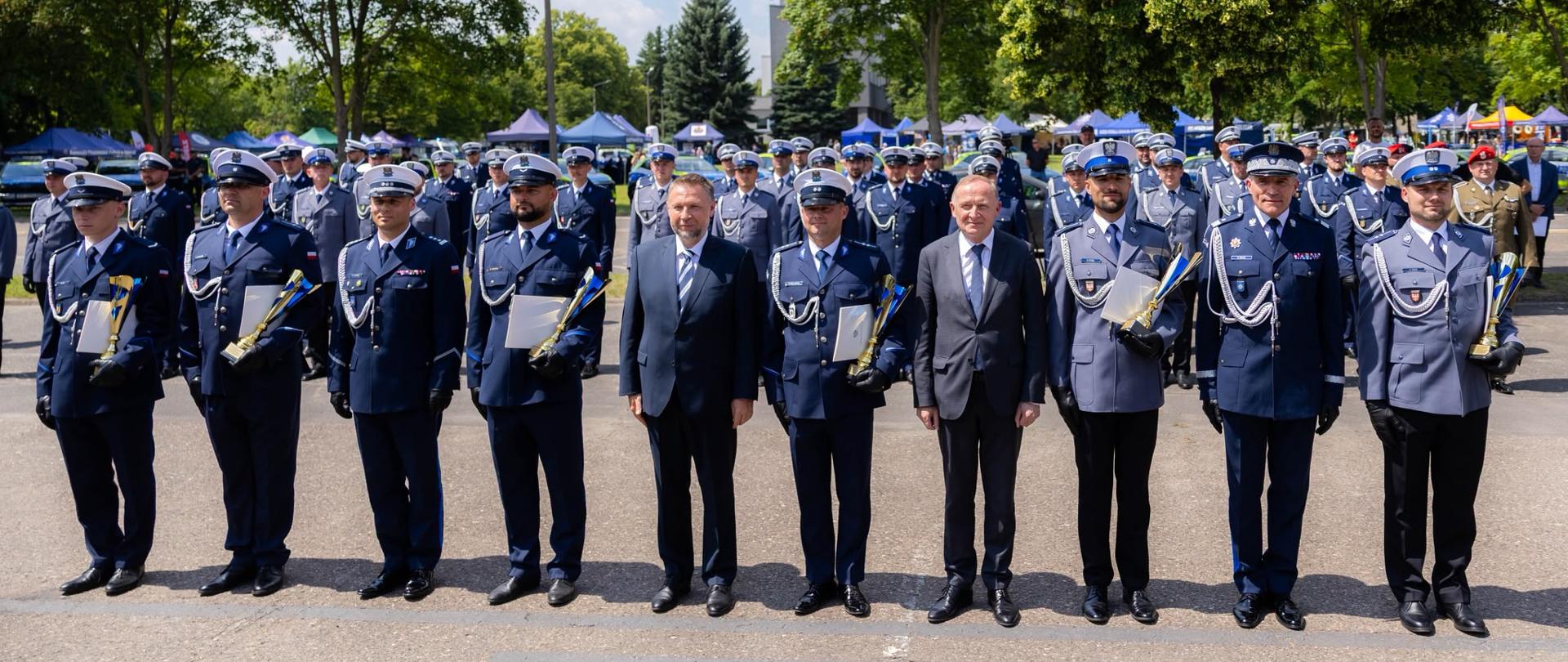 Pamiątkowa fotografia nagrodzonych policjantów z ministrem spraw wewnętrznych i administracji Marcinem Kierwińskim oraz wiceministrem MSWiA Czesławem Mroczkiem 