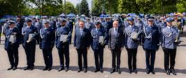 Pamiątkowa fotografia nagrodzonych policjantów z ministrem spraw wewnętrznych i administracji Marcinem Kierwińskim oraz wiceministrem MSWiA Czesławem Mroczkiem 
