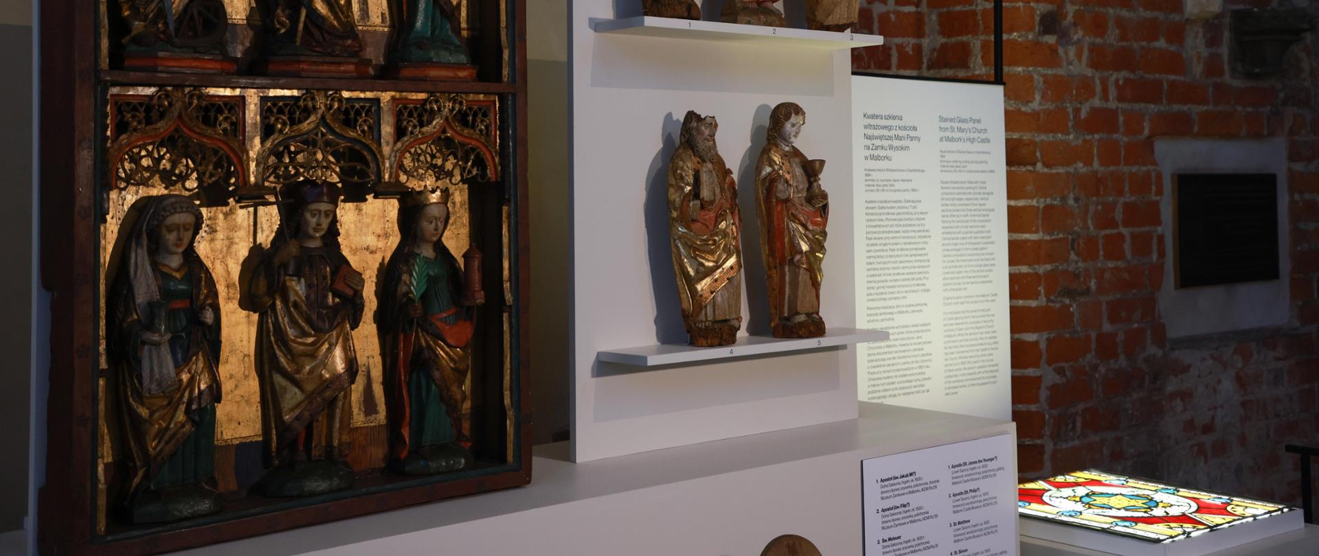 Kwatera witrażowa, skrzydło ołtarzowe i neogotyckie krzesło powróciły do malborskich zbiorów, fot. D. Matloch/MKiDN
