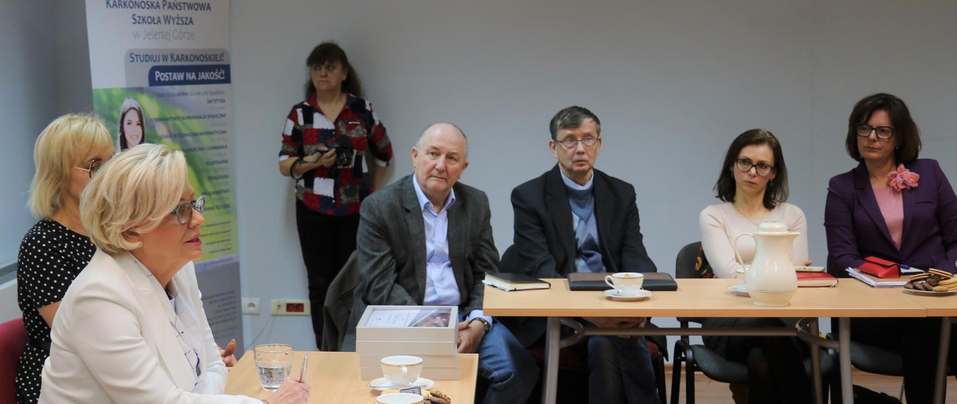 Wiceminister Marzena Machałek siedzi przy stoliku w czasie posiedzenia Społecznej Rady Ekspertów Biznesu. z jej prawej strony siedzą inni uczestnicy spotkania. 