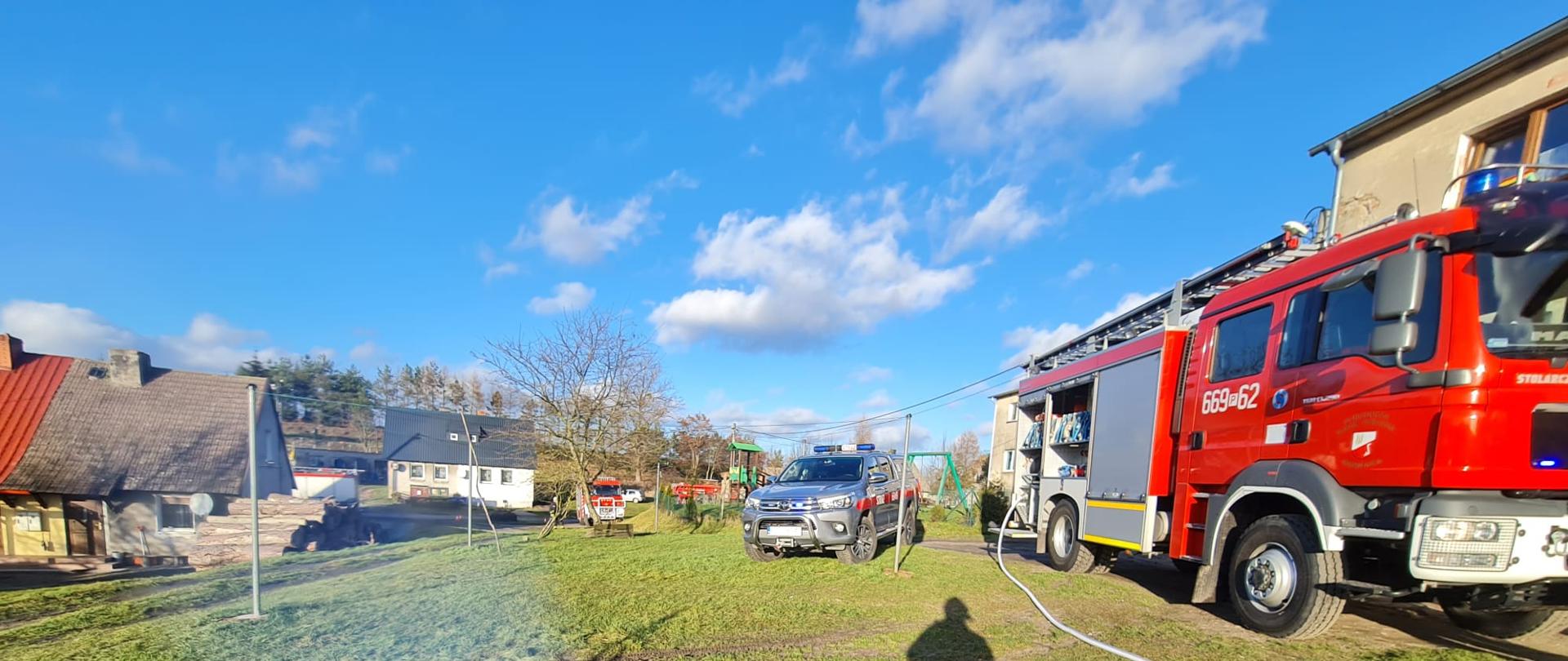 Samochód strażacki trawa budynki 