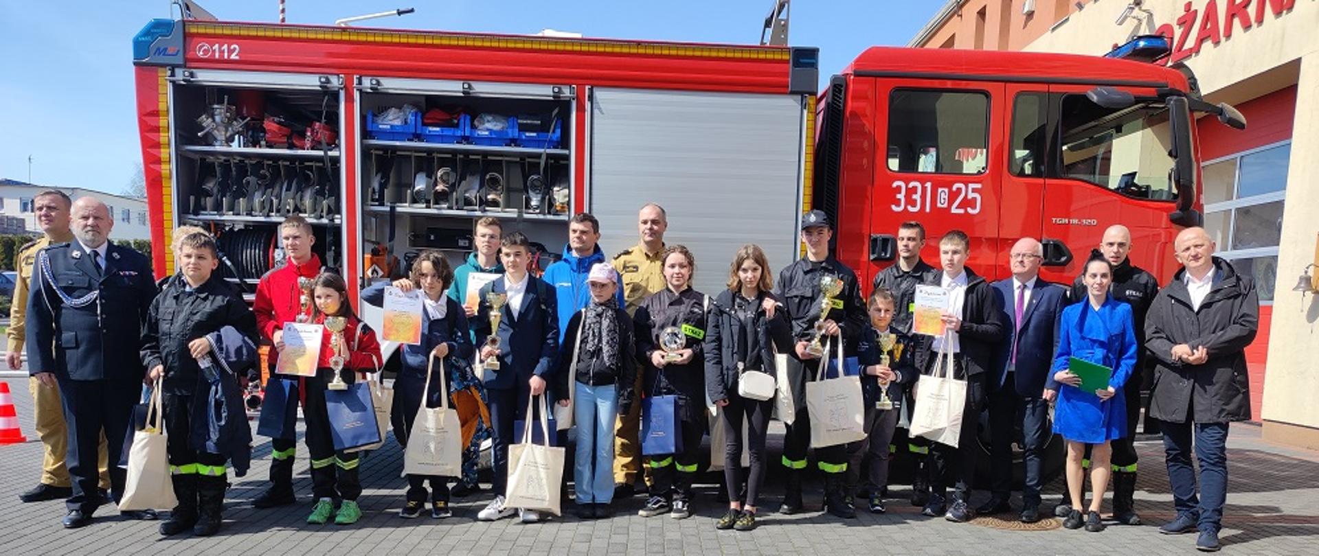 Na zdjęciu uczestnicy Powiatowych eliminacji Ogólnopolskiego Turnieju Wiedzy Pożarniczej - „Młodzież zapobiega pożarom”