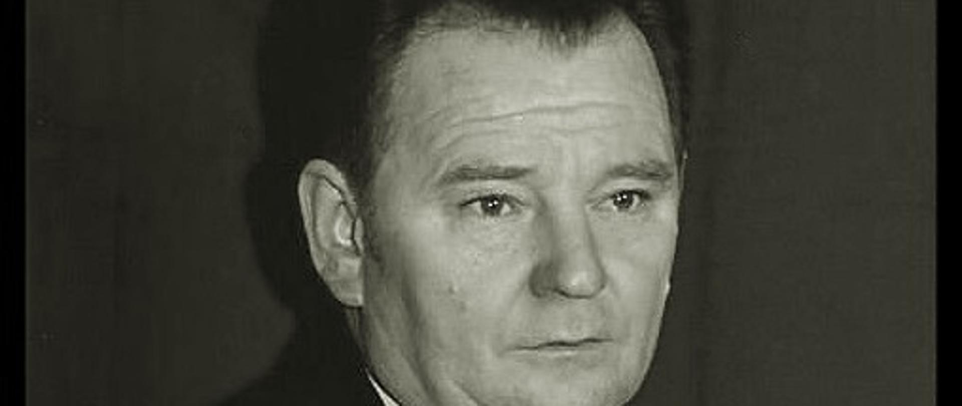 Druh Tadeusz Antos w mundurze wyjściowym strażaka OSP z odznaczeniami. Fotografia czarnobiała.