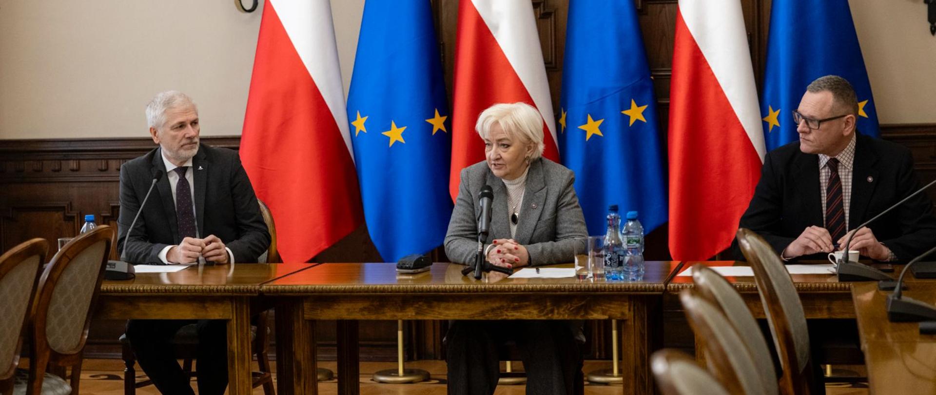 Łódzki kurator oświaty Janusz Brzozowski, wojewoda łódzki Dorota Ryl oraz dyrektor wojewódzkiego centrum zarządzania kryzysowego Marcin Szmaja w Sali Niepodległości Łódzkiego Urzędu Wojewódzkiego w Łodz