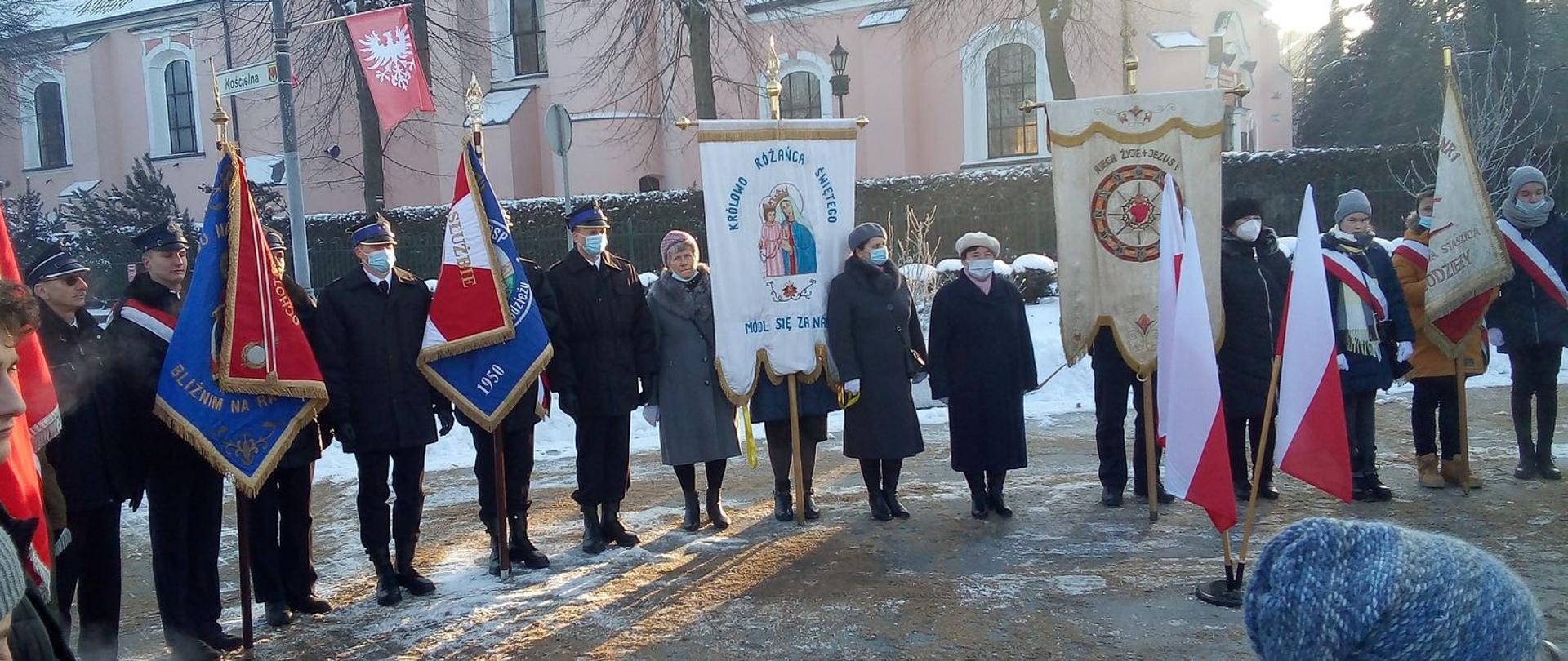 Zdjęcie przedstawia poczty sztandarowe podczas uroczystości chodzieskich obchodów Dnia Pamięci Zwycięstwa Powstania Wielkopolskiego.
W tle kosciół.

