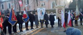 Zdjęcie przedstawia poczty sztandarowe podczas uroczystości chodzieskich obchodów Dnia Pamięci Zwycięstwa Powstania Wielkopolskiego.
W tle kosciół.
