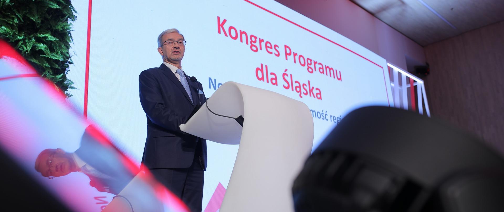 Na zdjęciu stoi minister Jerzy Kwieciński, w tle ekran z napisem "Kongres Programu dla Śląska"