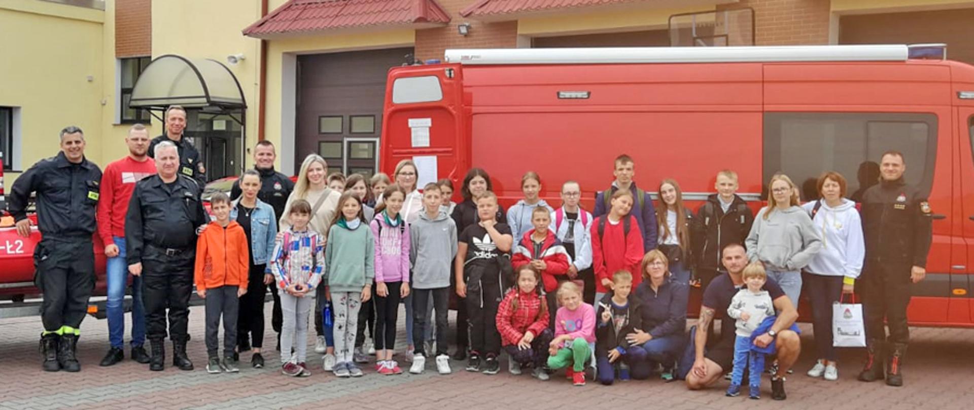 Dzień. Jasno, bez opadów. Na zdjęciu widnieją dzieci z Litwy w trakcie wizyty w Jednostce Ratowniczo-Gaśniczej nr 2 w Pile. 