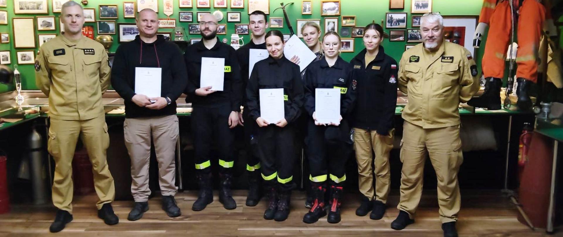 Zdjęcie grupowe po zdanym egzaminie